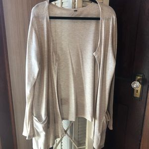 Francesca’s cream colored tapered cardigan with pockets. Size medium